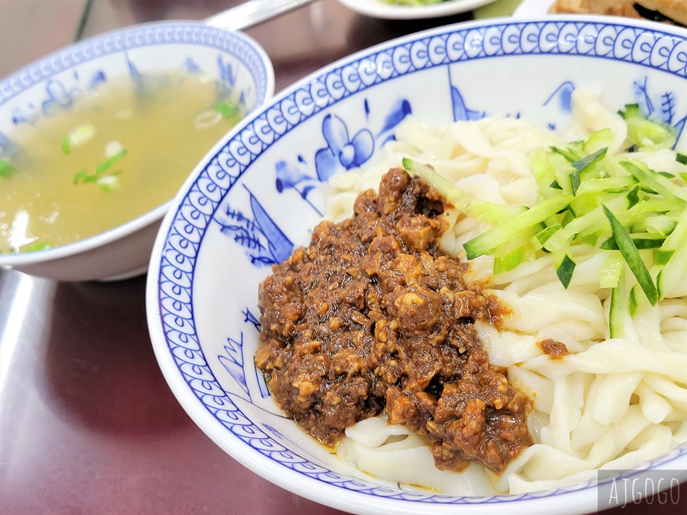 台北美食 大塊牛肉麵 紅燒牛肉麵、炸醬麵好吃 加湯加麵免費