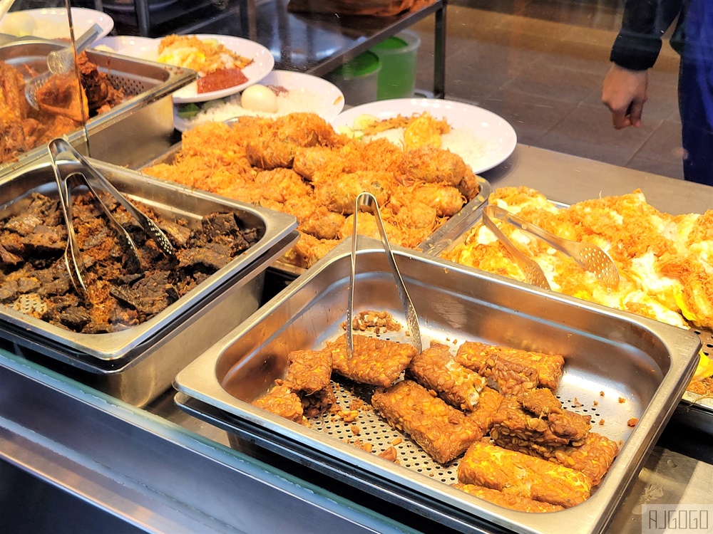 吉隆坡美食 吉隆坡人氣最高的椰漿飯 Nasi Lemak Wanjo Kg Baru 辣死你媽 馬來西亞旅遊推薦