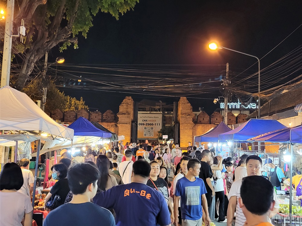 2026清邁自由行 清邁周日夜市 古城限定夜市 到古廟裡吃美食