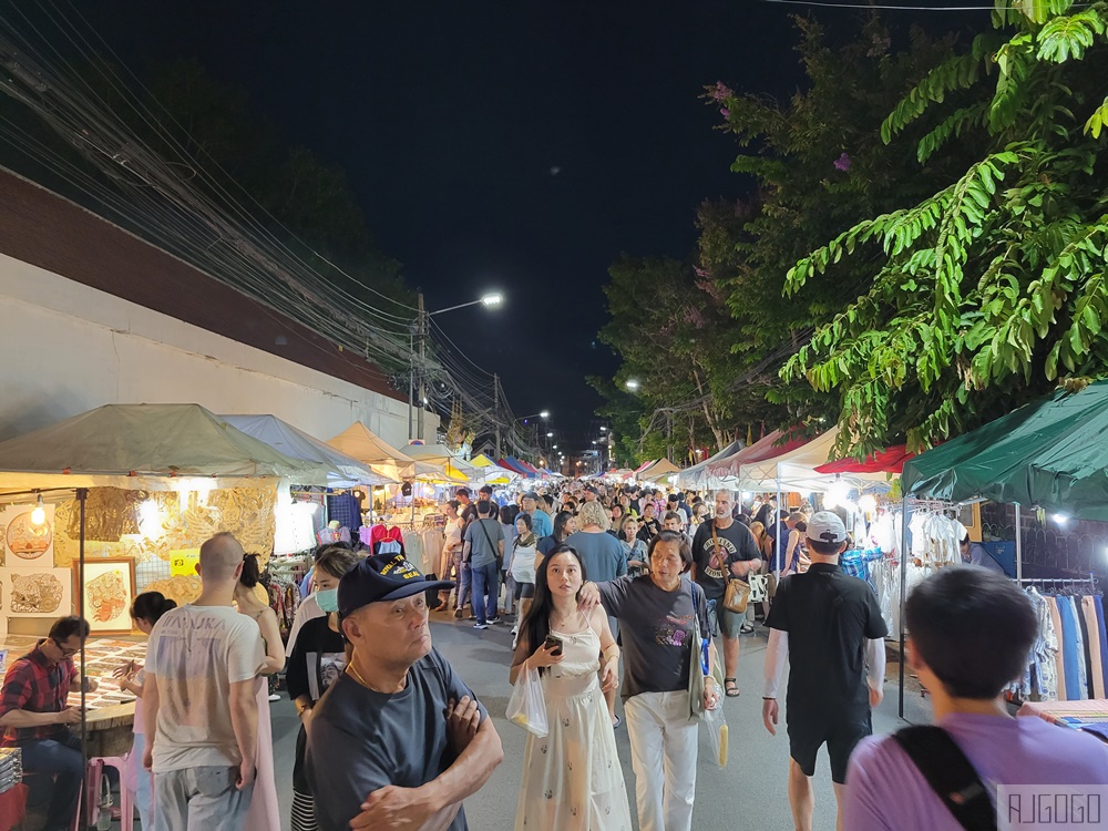 2026清邁自由行 清邁周日夜市 古城限定夜市 到古廟裡吃美食