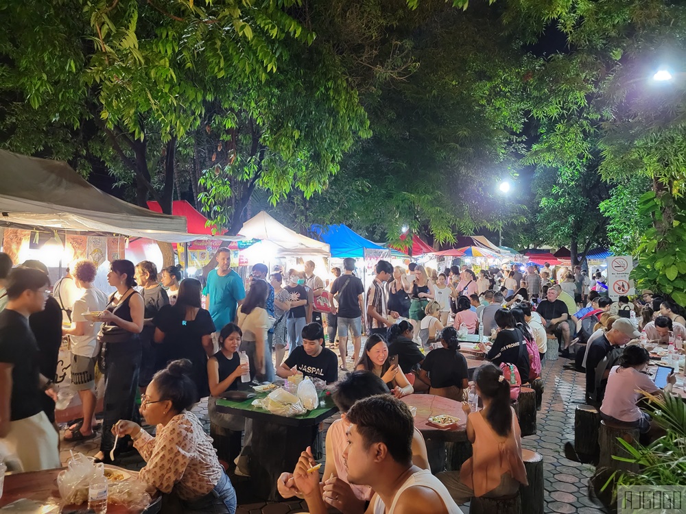 2026清邁自由行 清邁周日夜市 古城限定夜市 到古廟裡吃美食