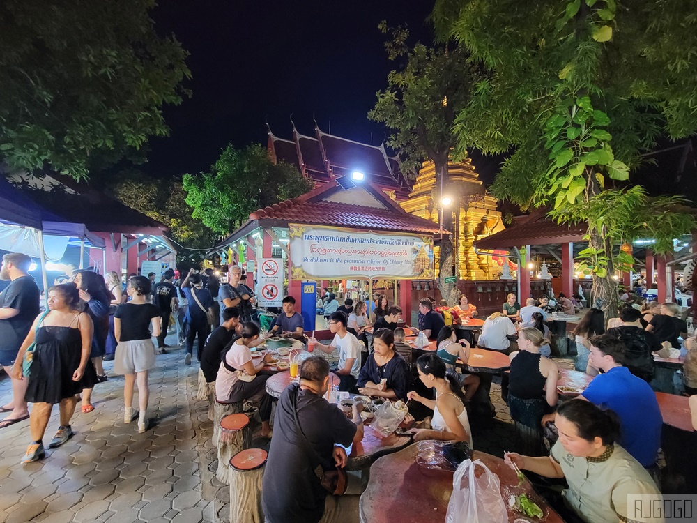 2026清邁自由行 清邁周日夜市 古城限定夜市 到古廟裡吃美食