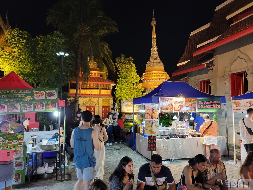 2026清邁自由行 清邁周日夜市 古城限定夜市 到古廟裡吃美食