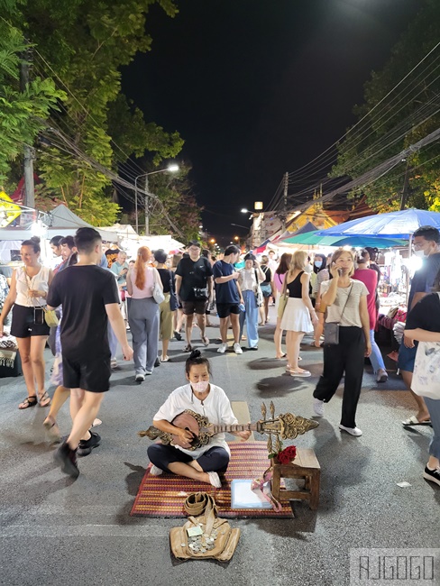 2026清邁自由行 清邁周日夜市 古城限定夜市 到古廟裡吃美食