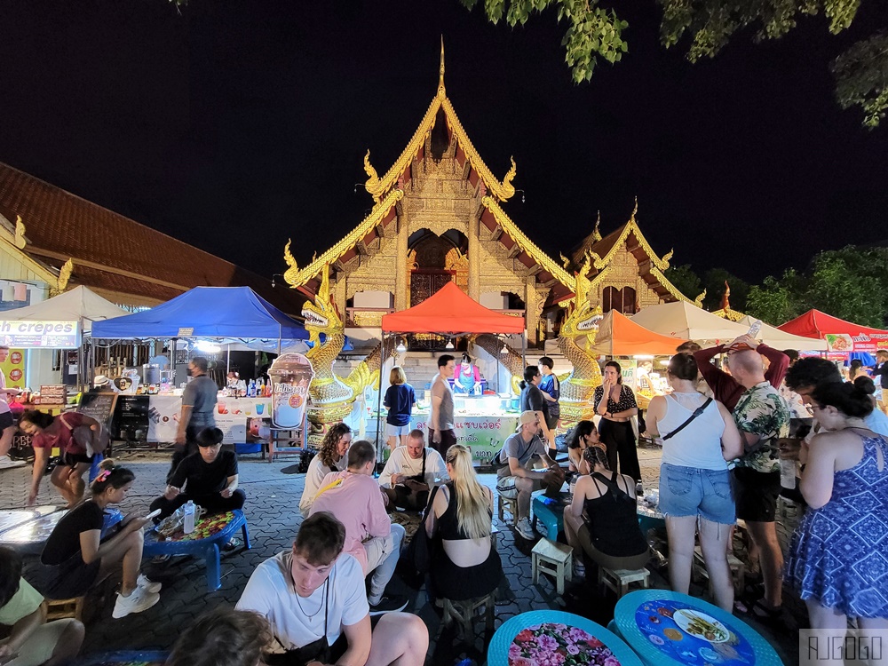 2026清邁自由行 清邁周日夜市 古城限定夜市 到古廟裡吃美食