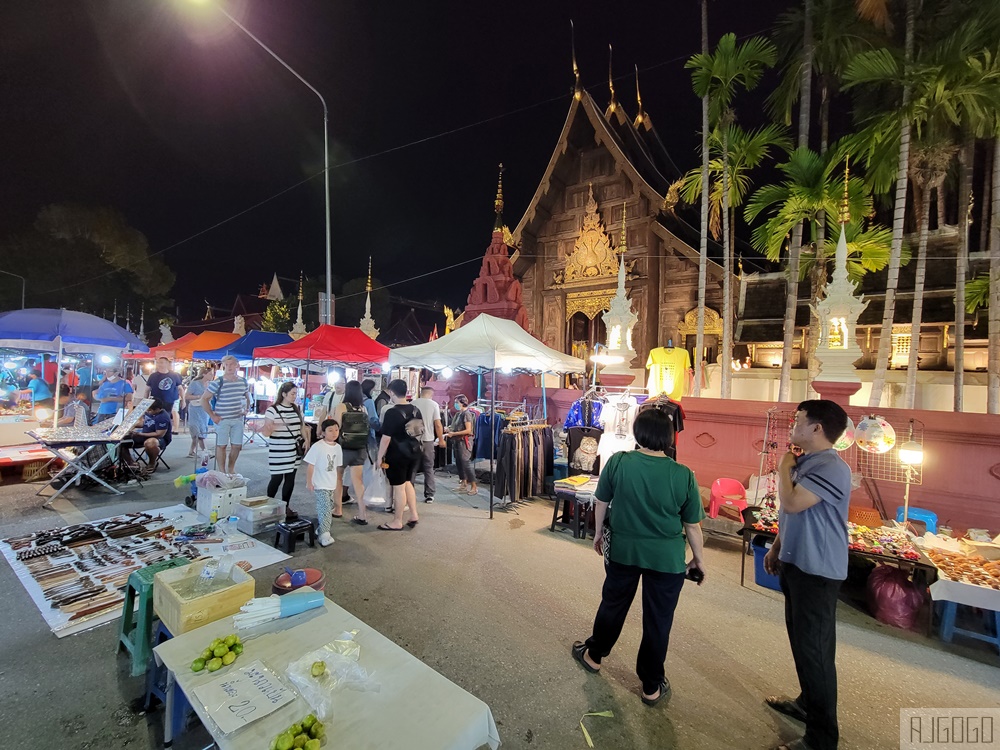 2026清邁自由行 清邁周日夜市 古城限定夜市 到古廟裡吃美食