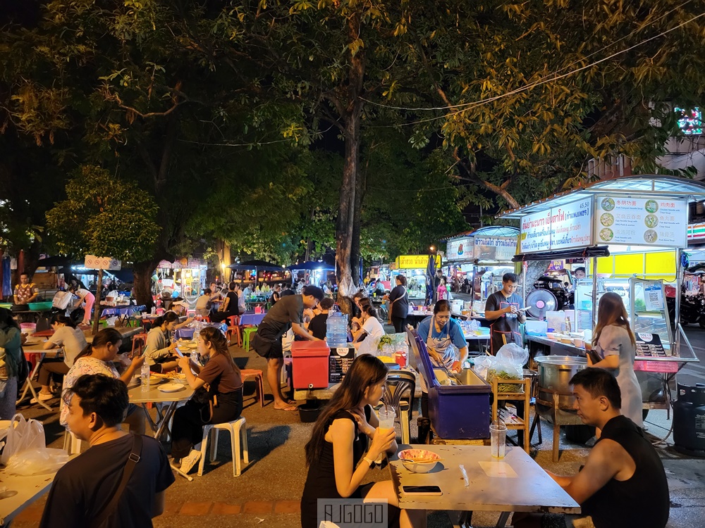 2026清邁自由行 清邁門市場夜市 銅板小吃集散地 每天營業的清邁夜市