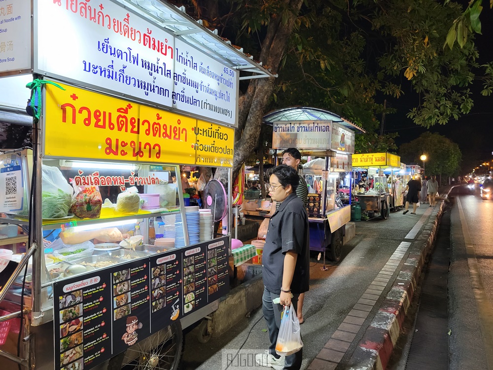 2026清邁自由行 清邁門市場夜市 銅板小吃集散地 每天營業的清邁夜市