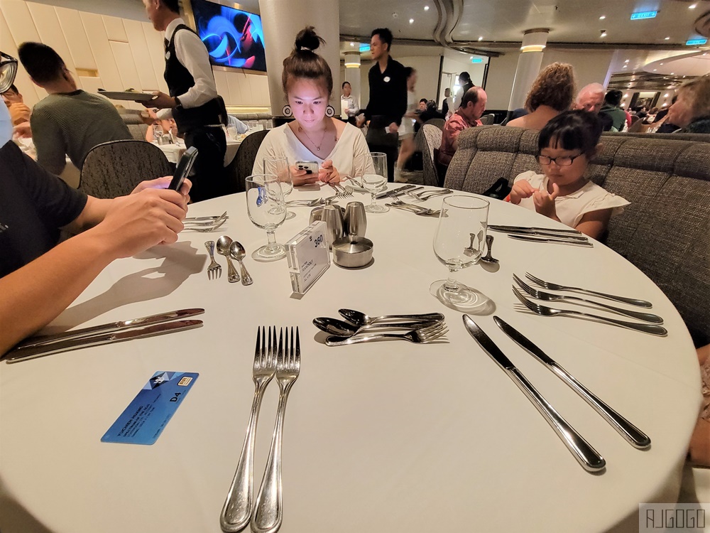 2026海洋光譜號吃什麼? 4大免費餐廳開箱：主餐廳、帆船自助餐廳、270咖啡廳、索倫特披薩店