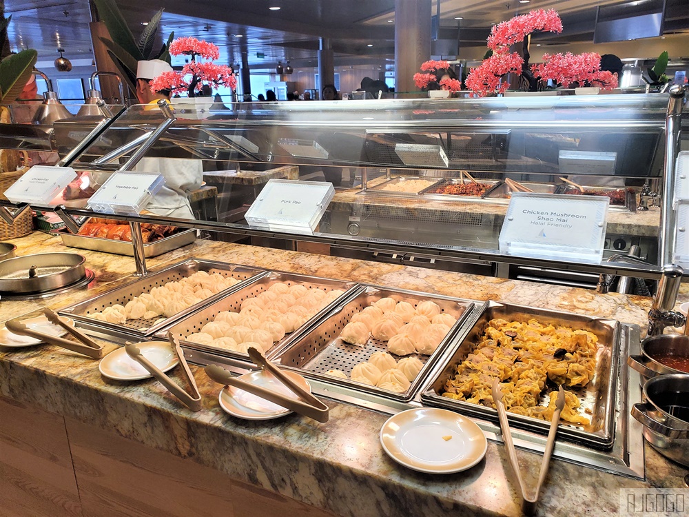 2026海洋光譜號吃什麼? 4大免費餐廳開箱：主餐廳、帆船自助餐廳、270咖啡廳、索倫特披薩店