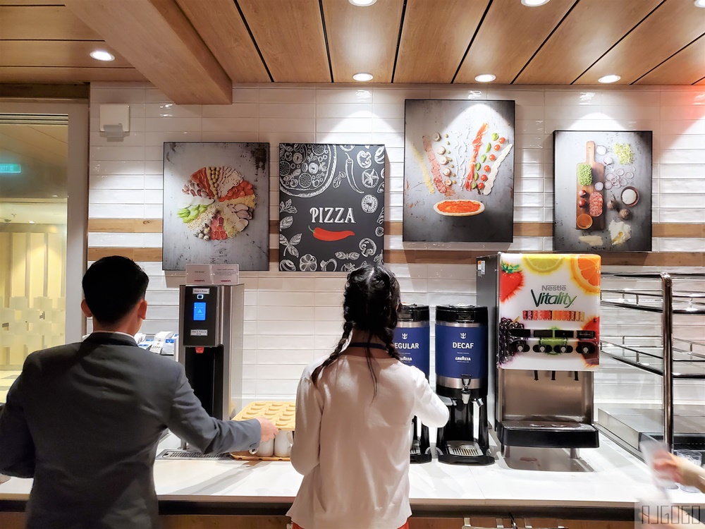 2026海洋光譜號吃什麼? 4大免費餐廳開箱：主餐廳、帆船自助餐廳、270咖啡廳、索倫特披薩店