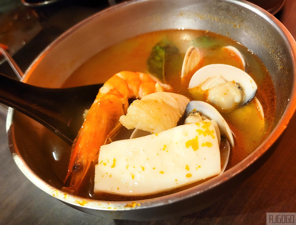 桃園美食 嘴上功夫 嘴邊肉桃園店 碳火燒肉吃到飽 牛舌、牛五花、魷魚好吃 桃園餐廳推薦