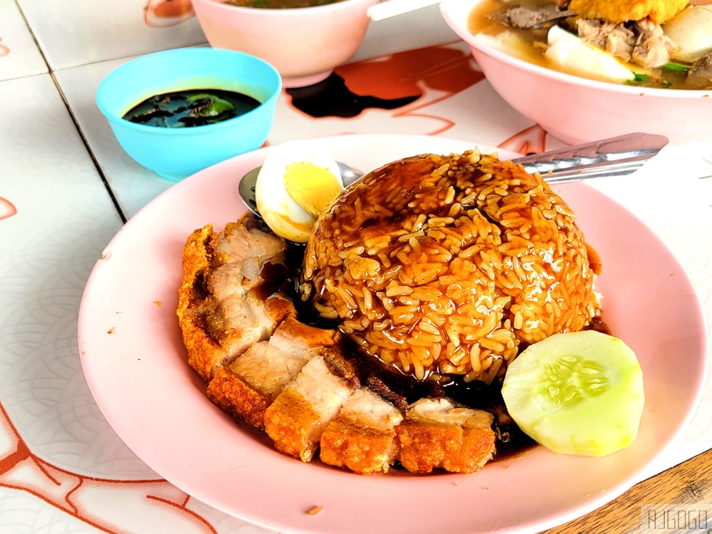 清邁自由行 脆皮燒肉、胡椒豬雜湯麵 Kuay Chap Sam Ka Sat 清邁在地早午餐