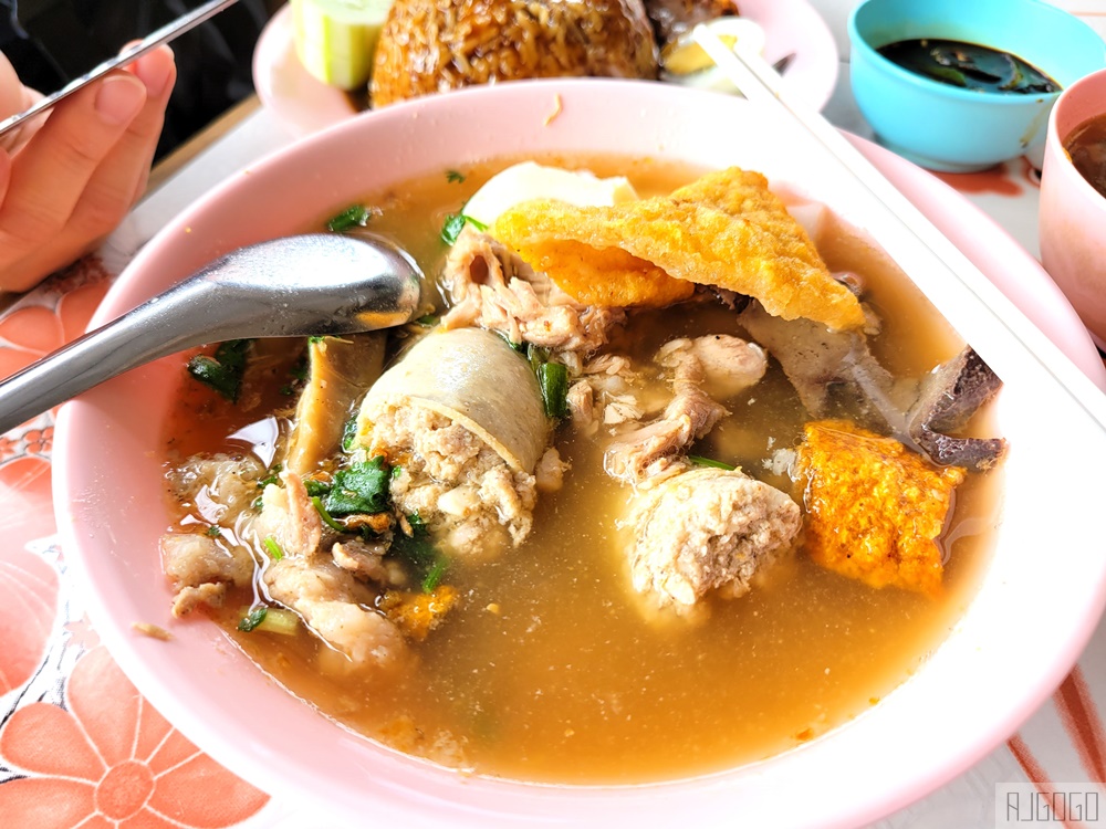 清邁自由行 脆皮燒肉、胡椒豬雜湯麵 Kuay Chap Sam Ka Sat 清邁在地早午餐