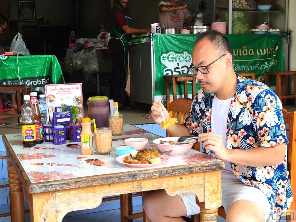 清邁自由行 脆皮燒肉、胡椒豬雜湯麵 Kuay Chap Sam Ka Sat 清邁在地早午餐