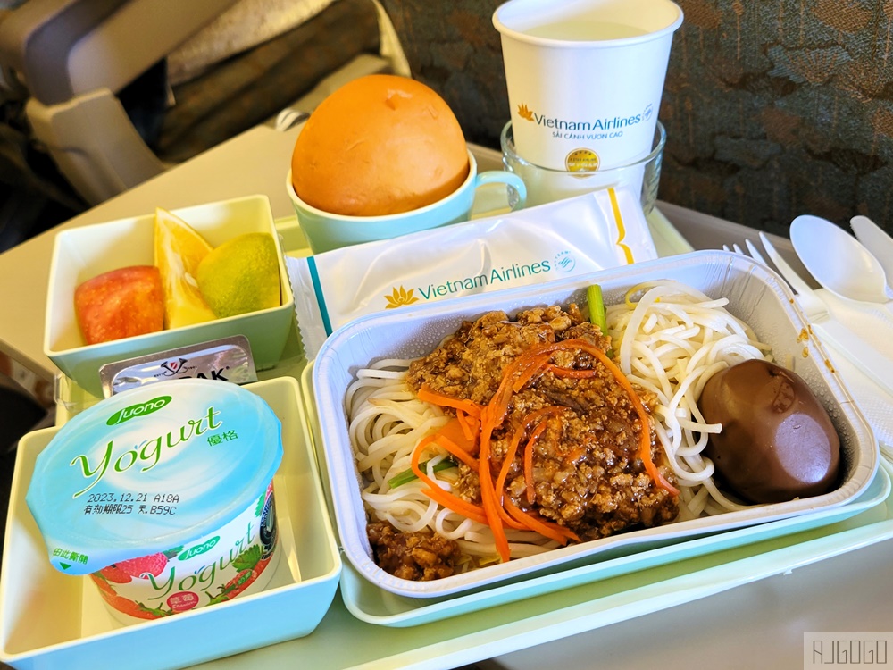 越南航空評價 桃園機場-胡志明市-富國島 A321經濟艙飛機餐 胡志明機場轉機
