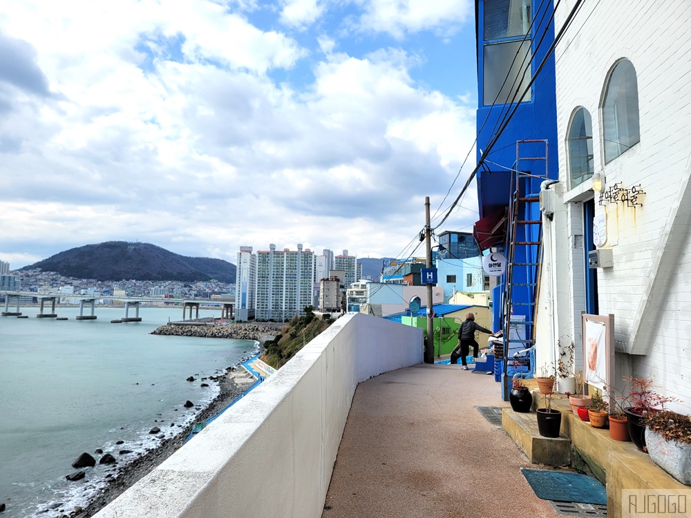 2026釜山自由行 白淺灘文化村 岩壁上的海景壁畫村落 釜山海景咖啡廳 2026釜山自由行 白淺灘文化村 岩壁上的海景壁畫村落 釜山海景咖啡廳