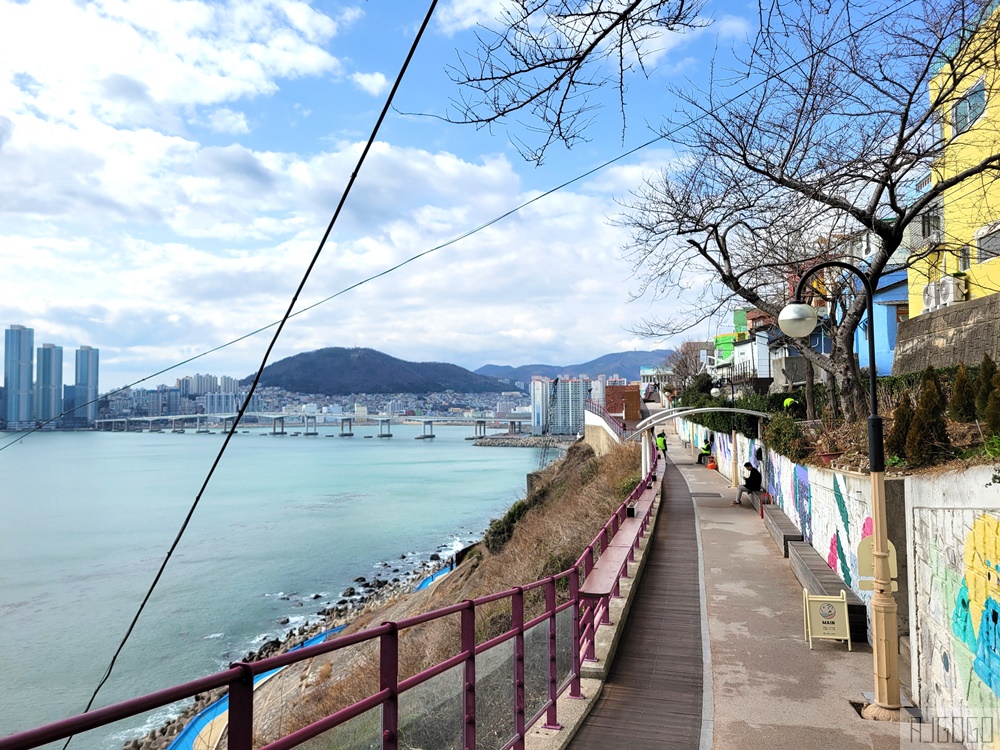 2026釜山自由行 白淺灘文化村 岩壁上的海景壁畫村落 釜山海景咖啡廳