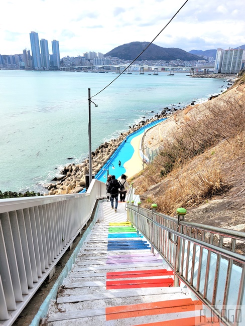 2026釜山自由行 白淺灘文化村 岩壁上的海景壁畫村落 釜山海景咖啡廳