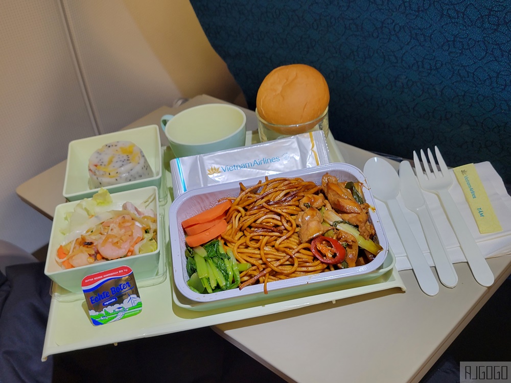 越南航空 富國島>胡志明市>桃園 經濟艙飛機餐 開箱VN1824/VN570