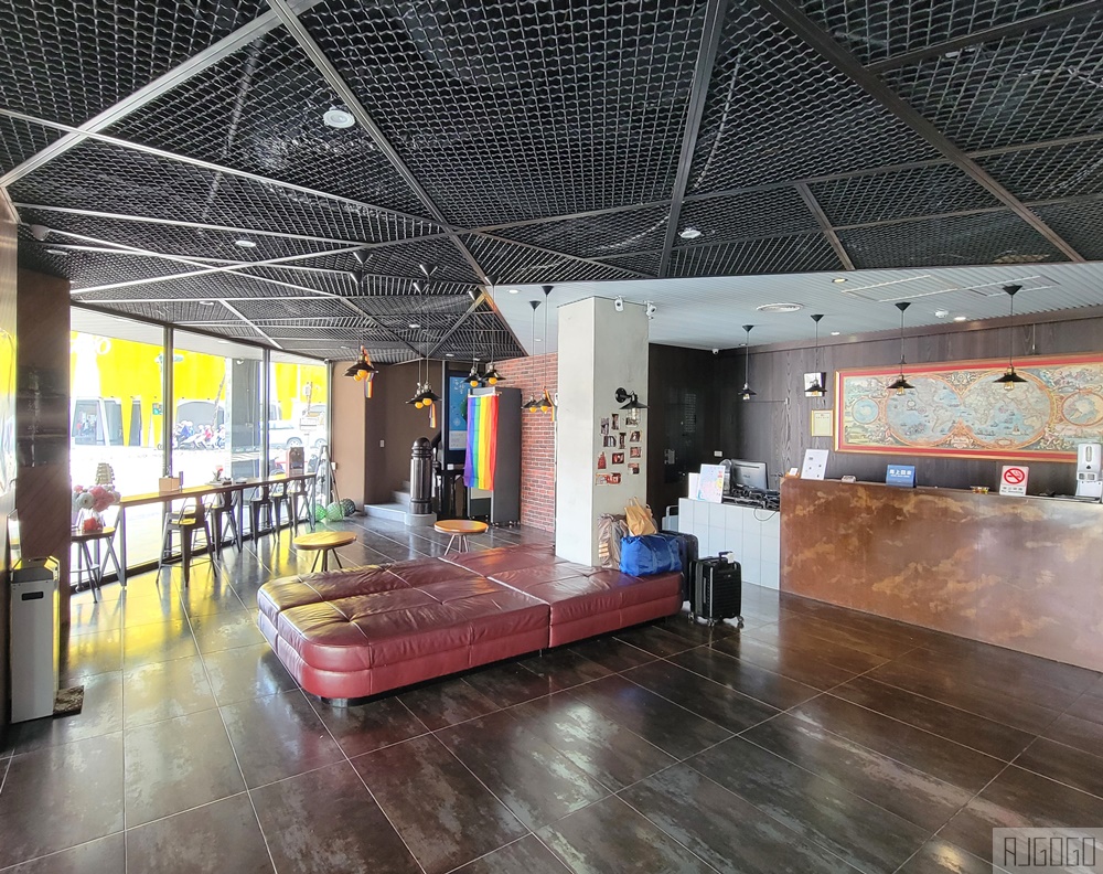 2026高雄住宿 康瀚行旅 便宜高雄飯店 丹丹漢堡七賢店在斜對面