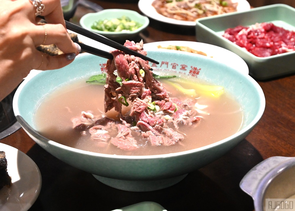 2026金門美食 圓頭溫體全牛火鍋自助吃到飽 / 溫體牛肉麵 金門旅遊
