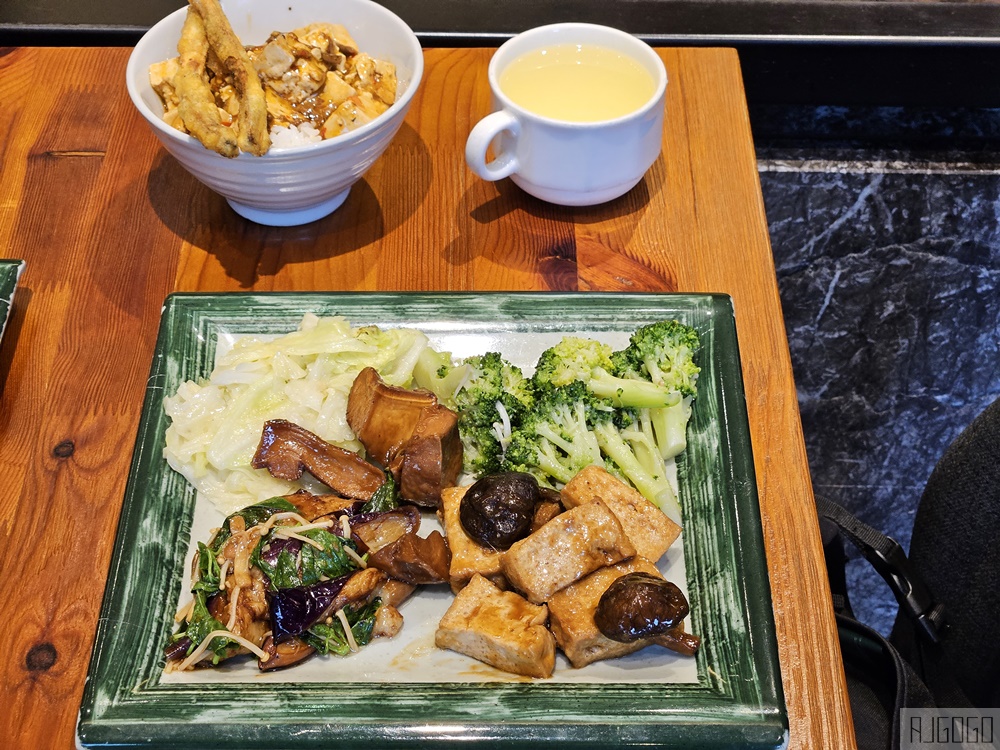 2026花蓮美食 蝸牛蔬食 花蓮素食吃到飽 花蓮美食餐廳推薦