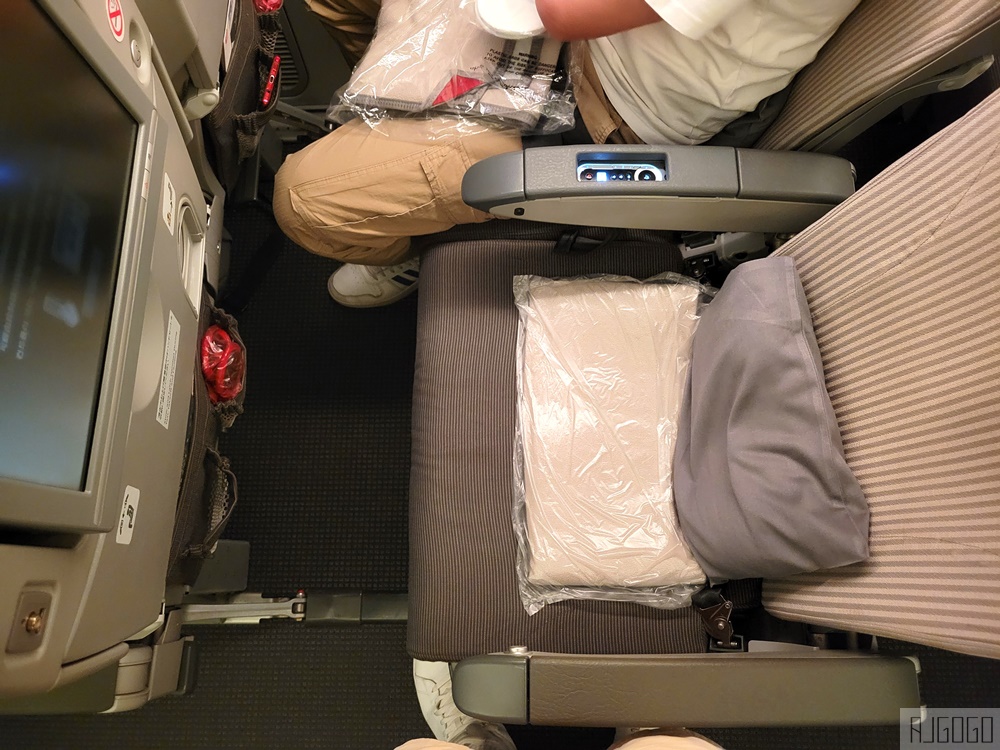 日本航空 曼谷-大阪關西 日航787-8經濟艙飛機餐 開箱JL728