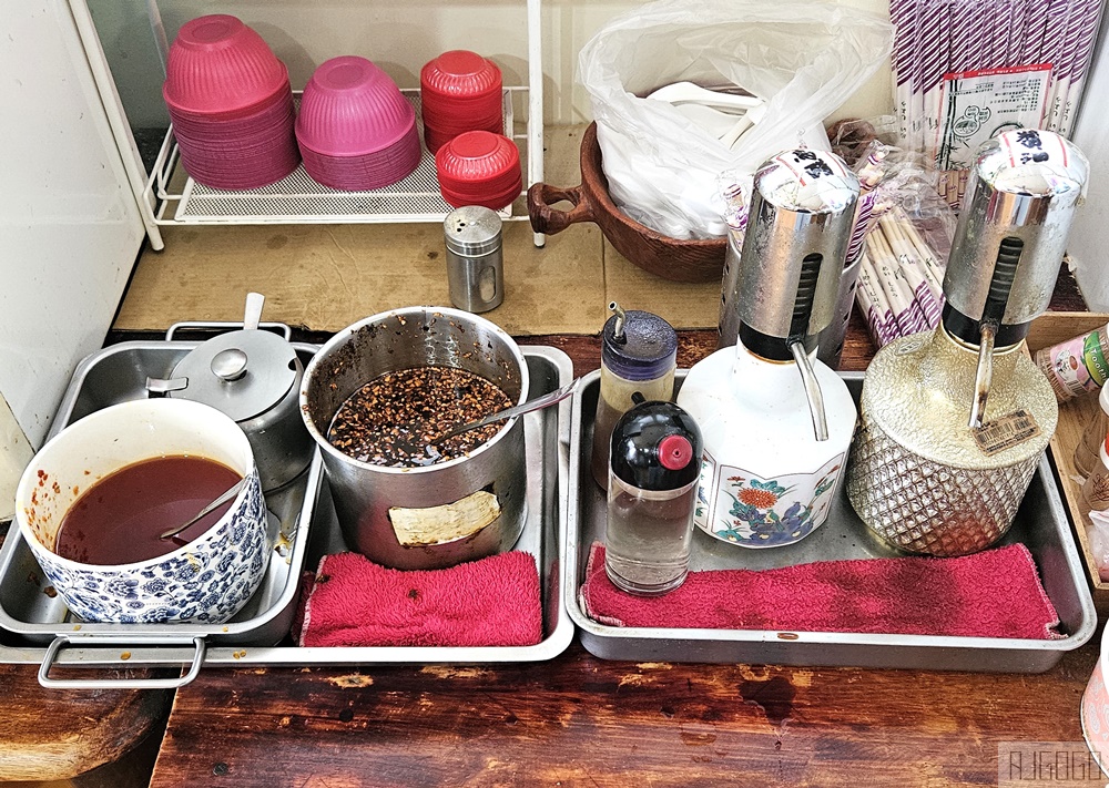 台東美食 鼎倫牛肉麵 台東太麻里超人氣小吃 酸辣麵、雙醬麵好吃 台東旅遊