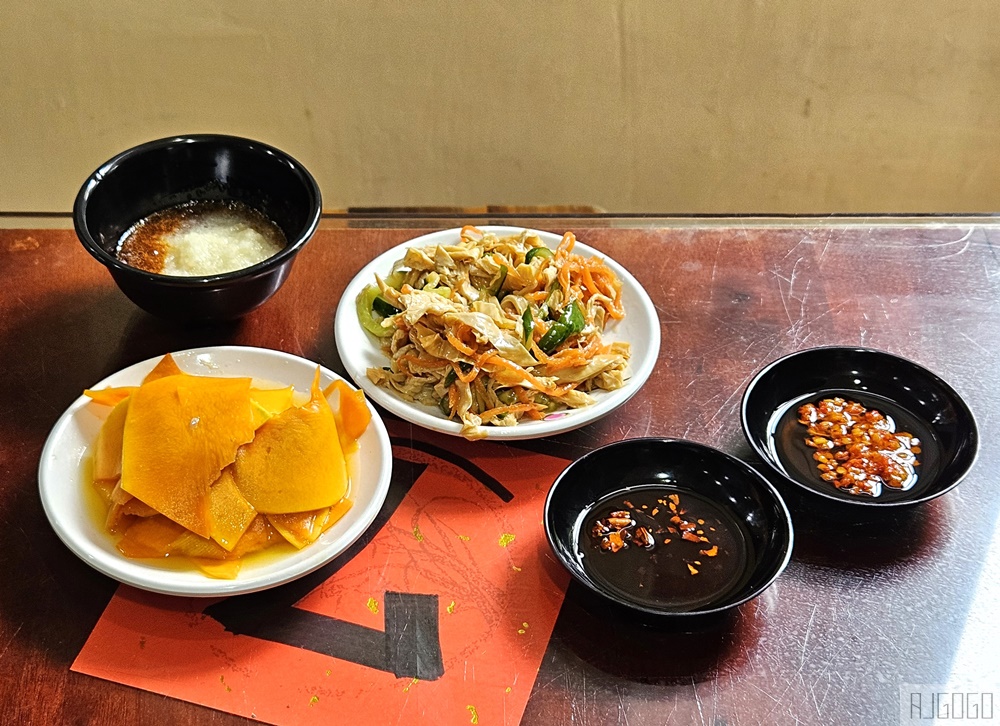 台東美食 鼎倫牛肉麵 台東太麻里超人氣小吃 酸辣麵、雙醬麵好吃 台東旅遊