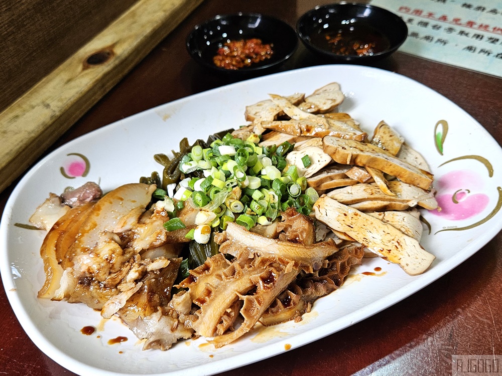 台東美食 鼎倫牛肉麵 台東太麻里超人氣小吃 酸辣麵、雙醬麵好吃 台東旅遊