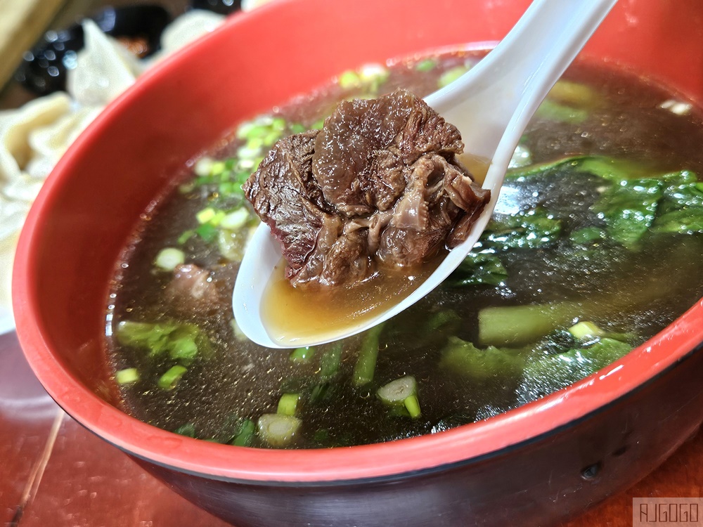 台東美食 鼎倫牛肉麵 台東太麻里超人氣小吃 酸辣麵、雙醬麵好吃 台東旅遊
