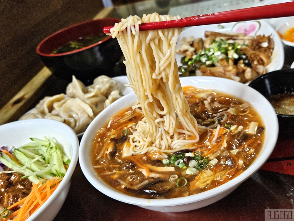 台東美食 鼎倫牛肉麵 台東太麻里超人氣小吃 酸辣麵、雙醬麵好吃 台東旅遊