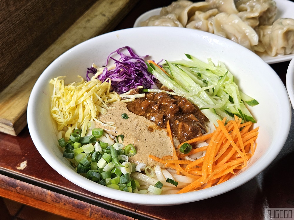 台東美食 鼎倫牛肉麵 台東太麻里超人氣小吃 酸辣麵、雙醬麵好吃 台東旅遊