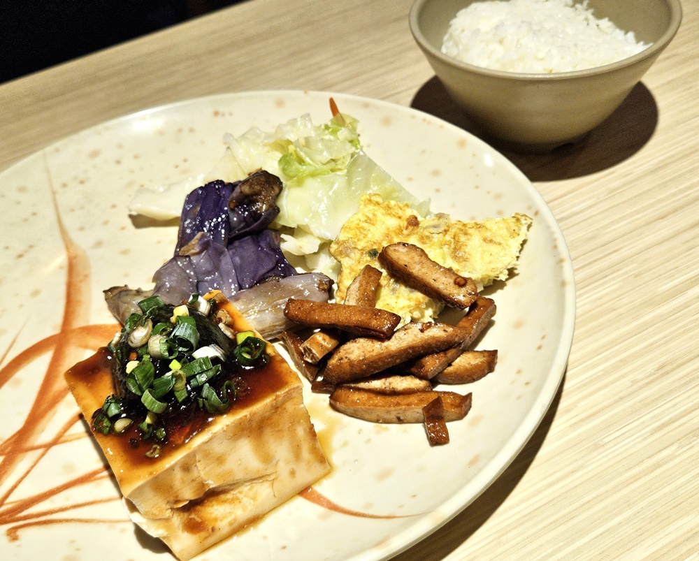 林口長庚紀念醫院美食街 醫學大樓B1 自助餐、飲料店、素食