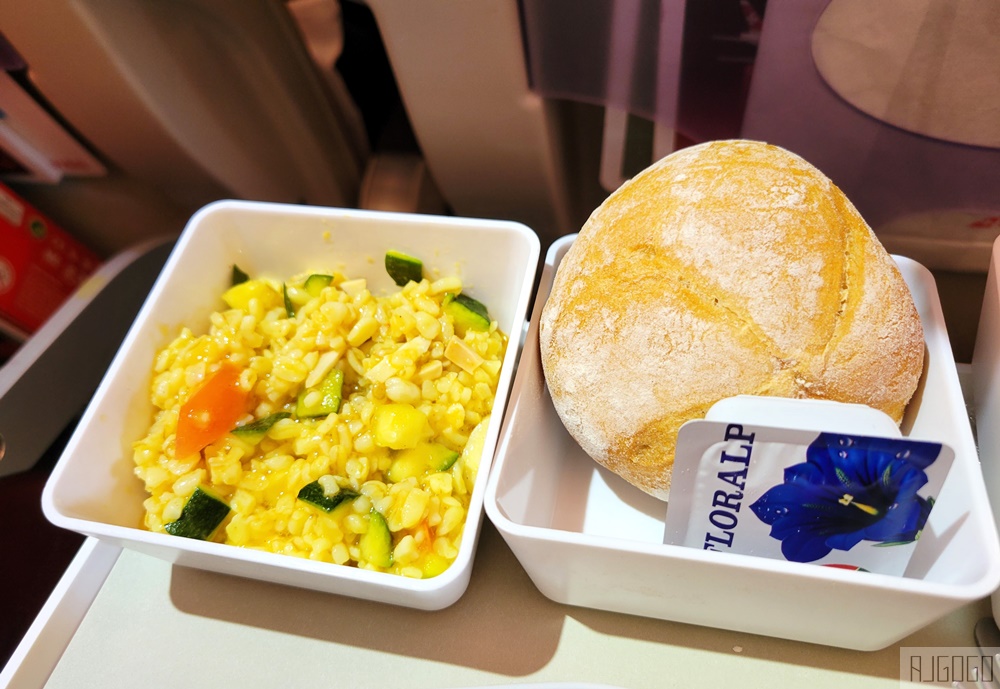 瑞士航空評價 蘇黎世ZRH-上海PVG 經濟艙飛機餐 A340全新改艙 開箱LX188