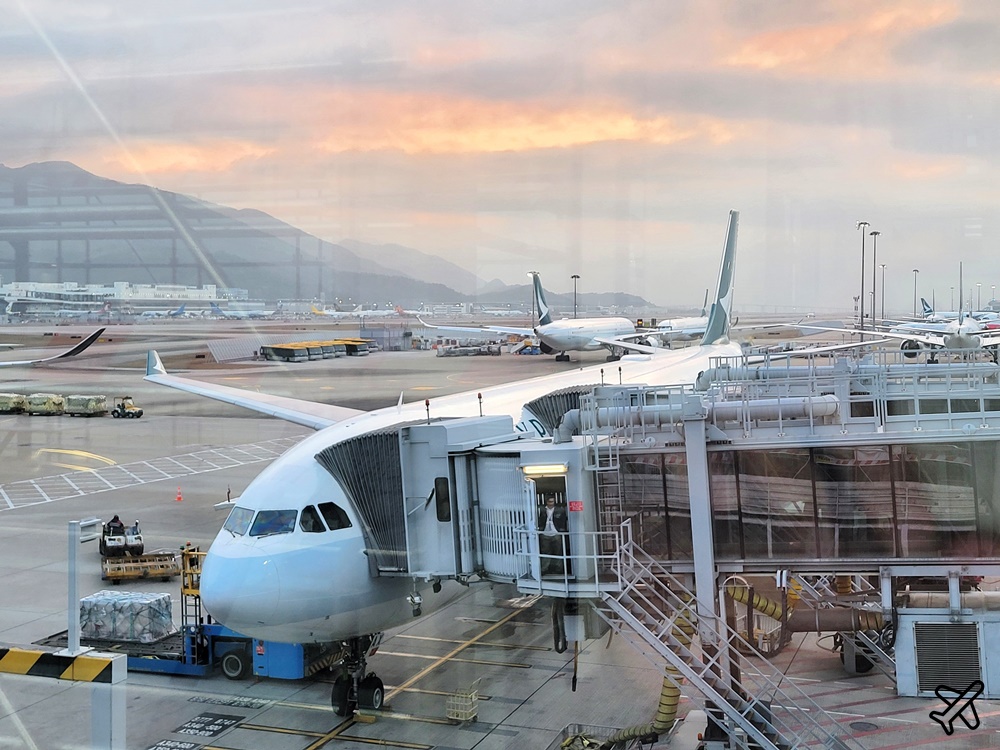 國泰航空評價 香港HKG-台北桃園TPE 經濟艙飛機餐 開箱CX402