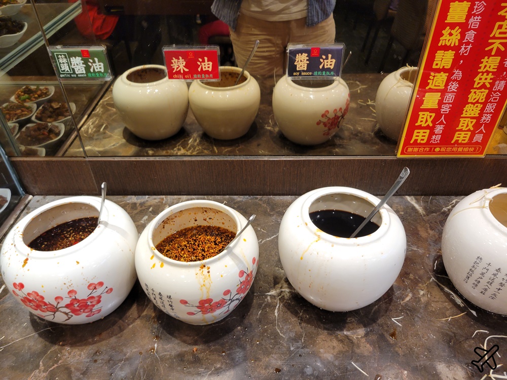 高雄美食 北平楊寶寶蒸餃總店 牛肉捲餅、豬肉蒸餃好吃 菜單、停車場