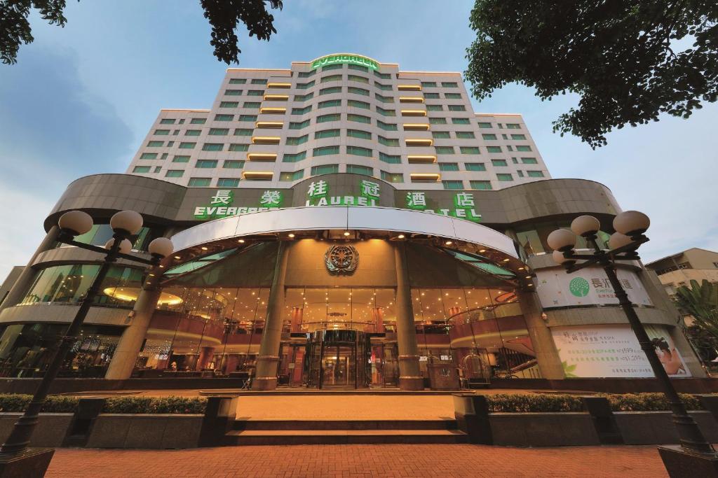 2026台中住宿 長榮桂冠酒店台中 高級客房、停車場、早餐 台中泳池飯店