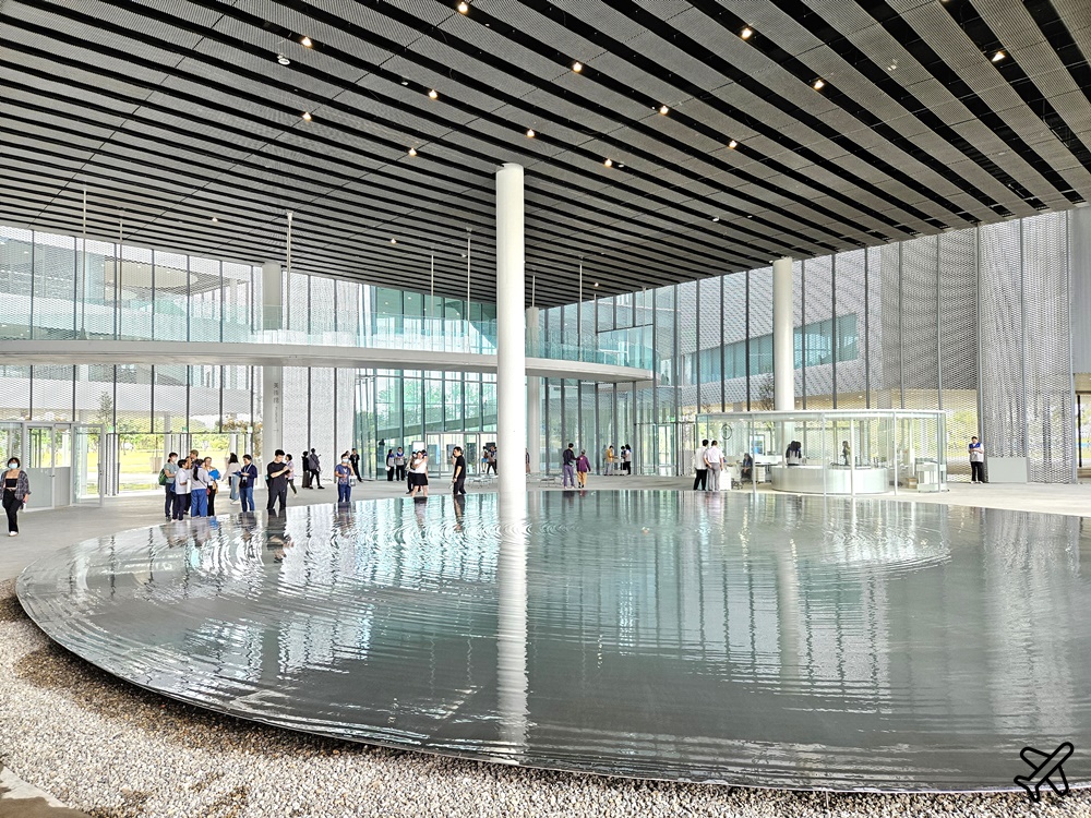 2026台中景點 台中綠美圖 結合美術館與圖書館的白色漂浮盒子