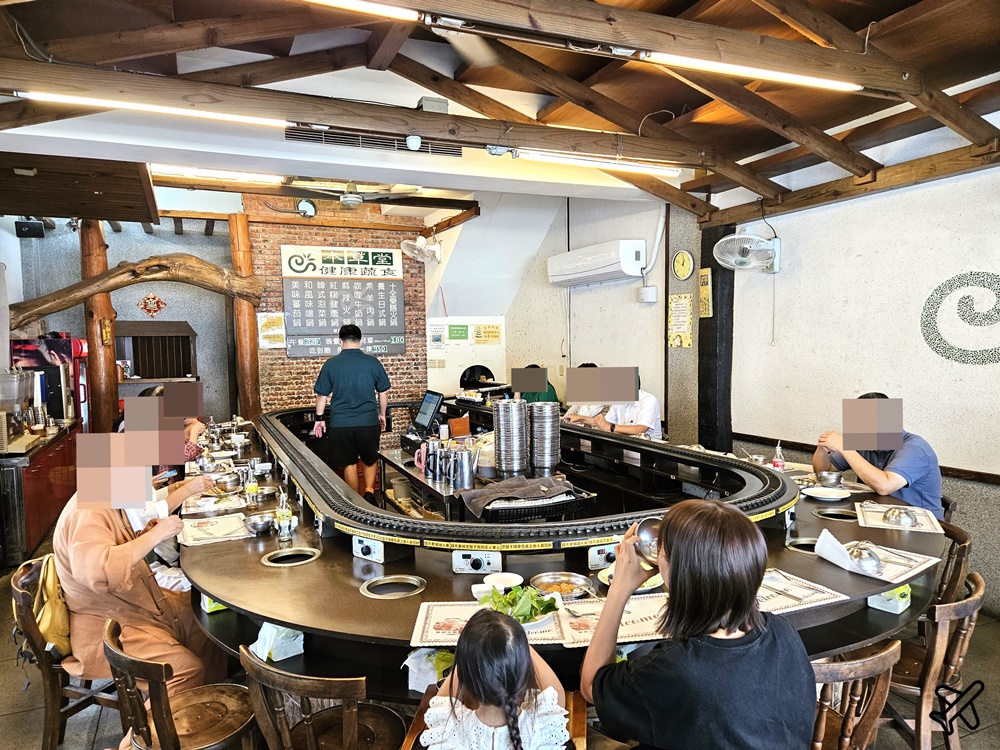 台中美食 本草堂素食迴轉火鍋 台中素食 吃到飽 好玩的送餐小火車