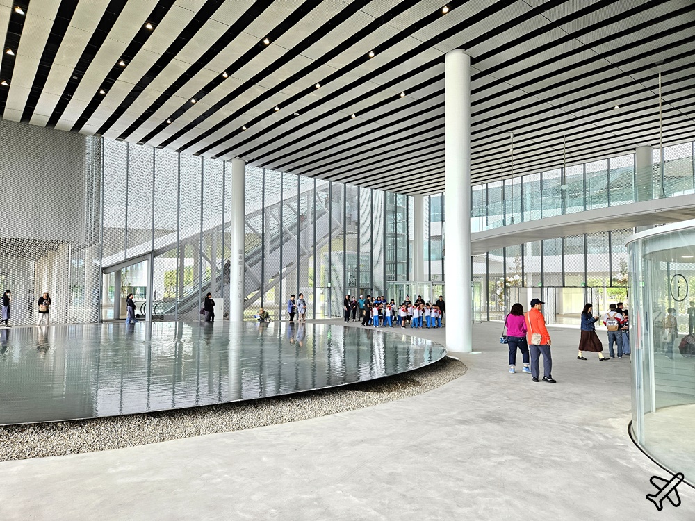 2026台中景點 台中綠美圖 結合美術館與圖書館的白色漂浮盒子