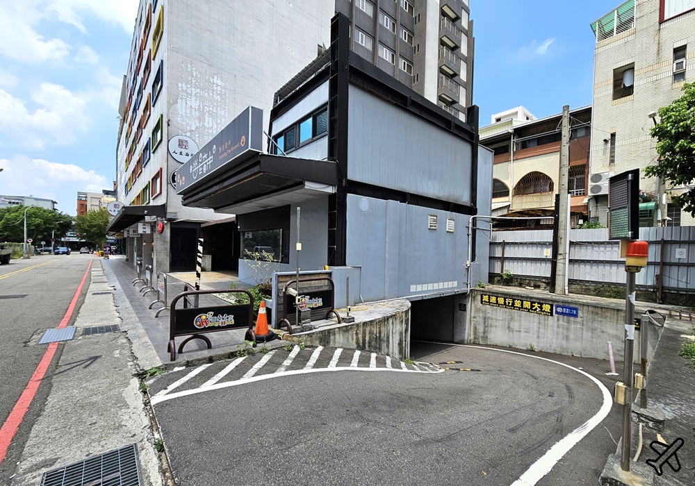 2026台中住宿 圖樂文旅 便宜逢甲夜市住宿推薦 高級雙人房、停車場