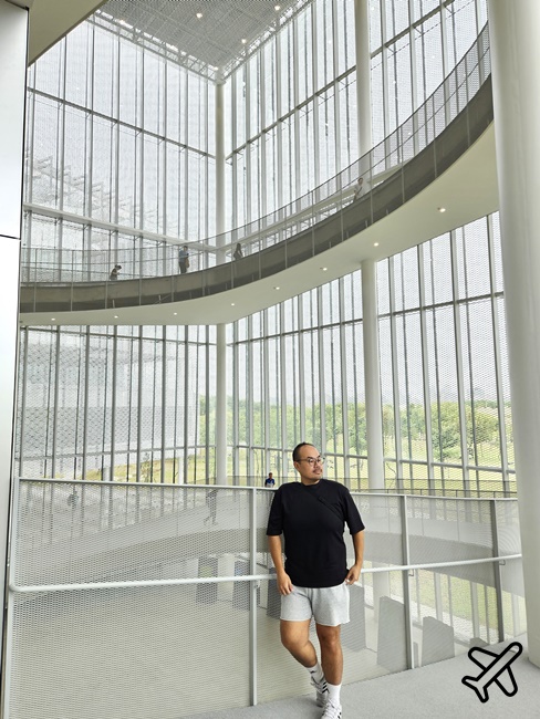 2026台中景點 台中綠美圖 結合美術館與圖書館的白色漂浮盒子