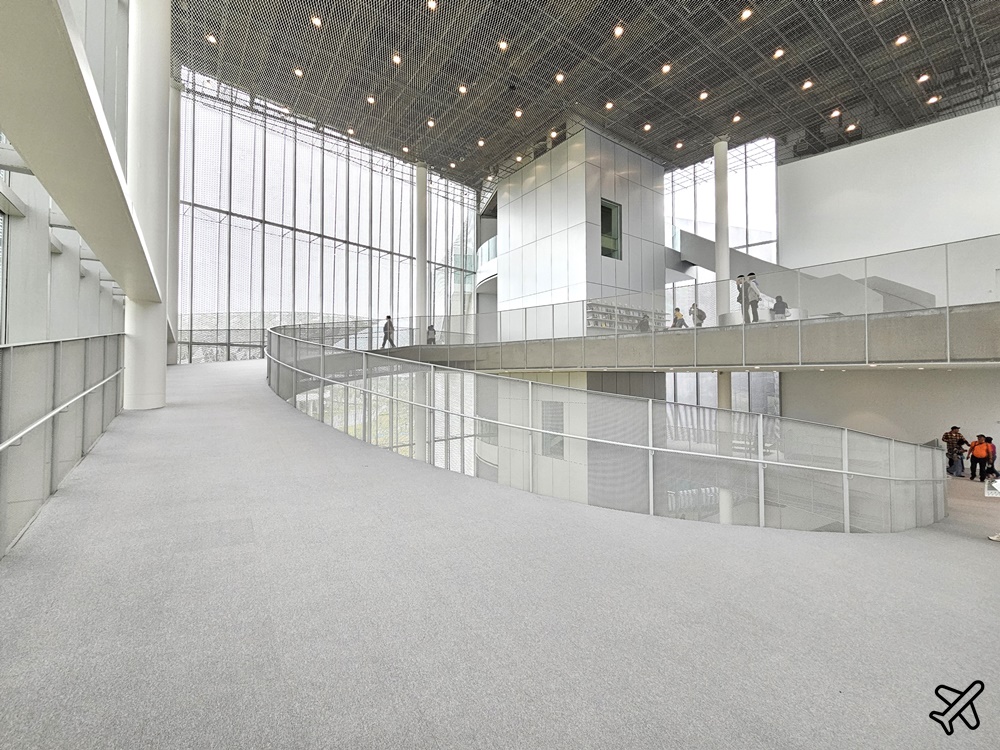 2026台中景點 台中綠美圖 結合美術館與圖書館的白色漂浮盒子