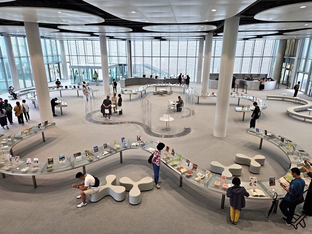 2026台中景點 台中綠美圖 結合美術館與圖書館的白色漂浮盒子