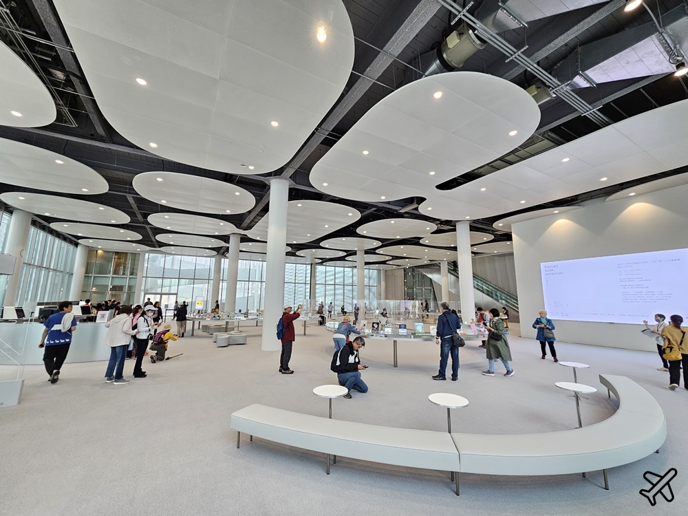 2026台中景點 台中綠美圖 結合美術館與圖書館的白色漂浮盒子