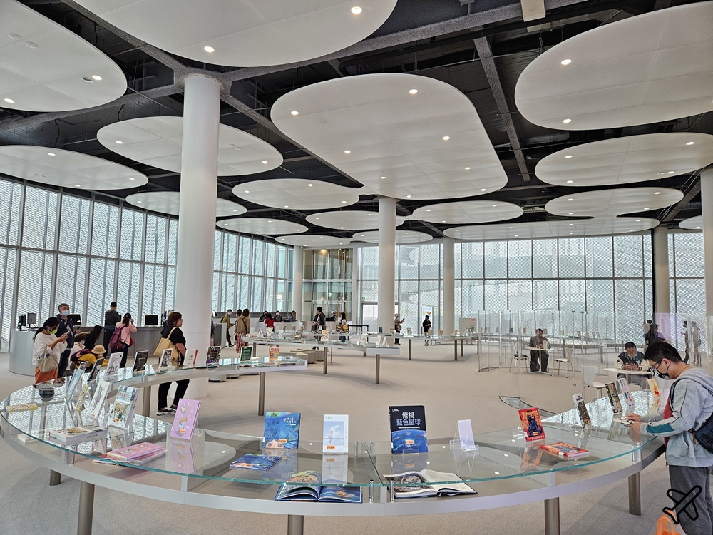 2026台中景點 台中綠美圖 結合美術館與圖書館的白色漂浮盒子
