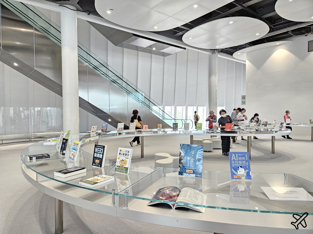 2026台中景點 台中綠美圖 結合美術館與圖書館的白色漂浮盒子
