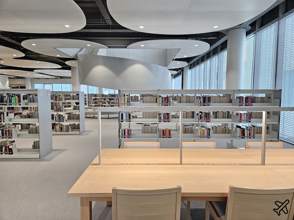 2026台中景點 台中綠美圖 結合美術館與圖書館的白色漂浮盒子